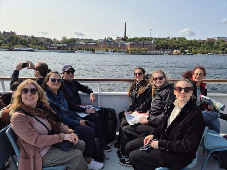 Auf dem Wasser: Maire Herzhoff und ihre Reisegruppe Eine Gruppe von Menschen sitzt auf einem Boot und schaut auf das Wasser