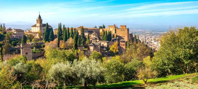 Alhambra: Palast in Granada Eine Stadt mit vielen Gebäuden und Bäumen im Hintergrund